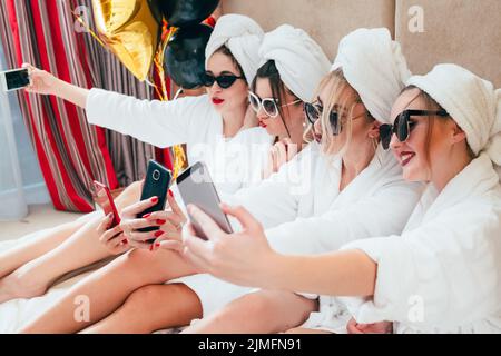 selfie temps peignoir filles amusement détente habitude Banque D'Images