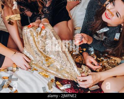 bff nuit fête loisirs femmes ensemble à sequins Banque D'Images