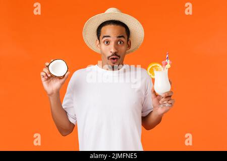 Resort de luxe, tourisme et concept de vacances. Portrait de taille haute afro-américain beau homme excité tenant la noix de coco et de rafraîchir Banque D'Images