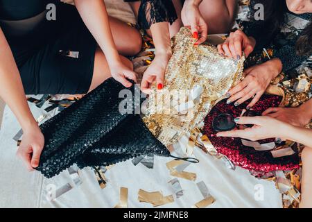 filles détente glamour style de vie à sequins ensemble Banque D'Images