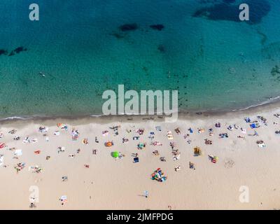 La plage est remplie de vacanciers au bord de la mer. Vue de dessus de drone. Banque D'Images