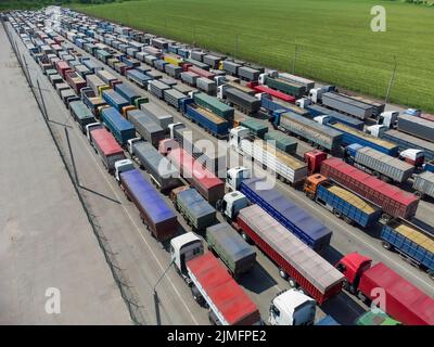 Longue file de chariots dans le port du terminal.Vue de dessus du parking en attente de déchargement Banque D'Images