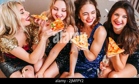 filles fête pizza hangout amusant meilleurs amis Banque D'Images