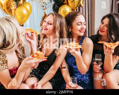 filles fête pizza chat amusant amis proches Banque D'Images