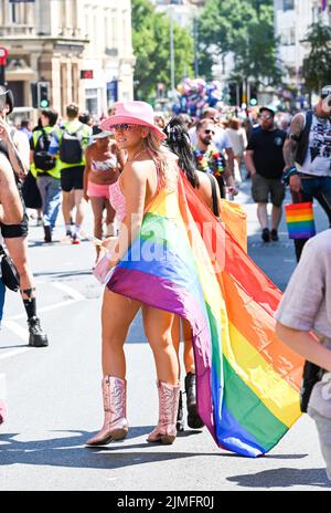 Brighton UK 6th août 2022 - des milliers de personnes participent à la Brighton and Hove Pride Parade lors d'une belle journée ensoleillée. Avec de bonnes prévisions météorologiques, de grandes foules sont attendues pour assister au plus grand festival LGBTQ Pride du Royaume-Uni à Brighton pendant le week-end : crédit Simon Dack / Alamy Live News Banque D'Images