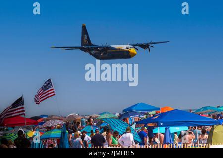 Wantagh, New York, États-Unis - 29 mai 2022 : navire de fret Blue Angels Fat Albert survolant la foule lors d'un spectacle aérien sur la plage de long Island New York avec Banque D'Images