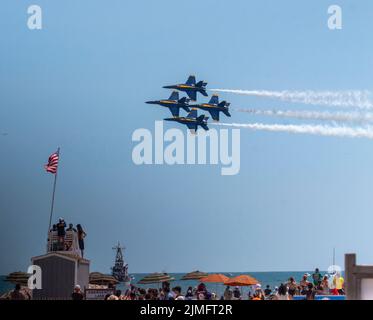 Wantagh, New York, Etats-Unis - 29 mai 2022 : quatre jets d'anges bleus de la marine américaine volant en formation sur un stand de sauveteurs à la plage lors d'un spectacle aérien de long Banque D'Images