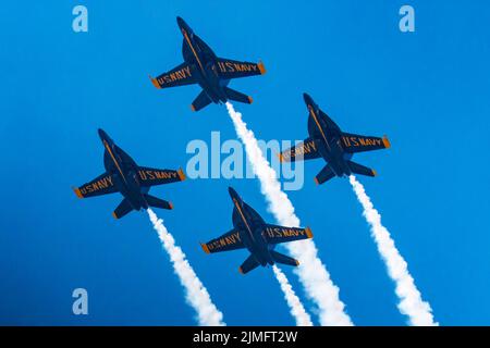 Wantagh, New York, États-Unis - 29 mai 2022 : quatre Ange bleu de la marine américaine F-18s volant dans une formation de diamants avec un sentier de vapeur au cours d'un spectacle aérien au-dessus du béac de Jones Banque D'Images