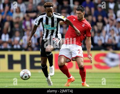 Joe Willock de Newcastle United (à gauche) et Scott McKenna de Nottingham Forest se battent pour le ballon lors du match de la Premier League à St. James' Park, Newcastle. Date de la photo: Samedi 6 août 2022. Banque D'Images