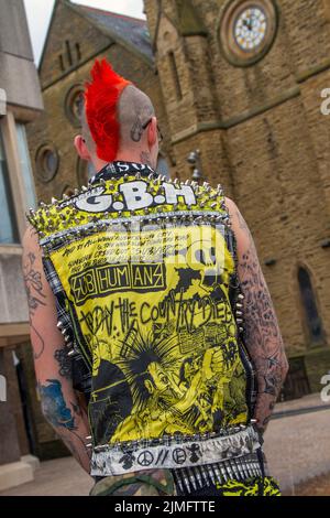 Blackpool, Lancashire, Royaume-Uni. 6th août 2022. Reece de Wigan. La sous-culture punk, les idéologies, la mode, avec des coiffures mohican teints et la coloration au festival Punk Rebellion aux jardins d'hiver. Une protestation contre les attitudes et les comportements conventionnels, un choc des cultures anti-establishment, des mohawks, des épingles de sécurité et une charge d'attitude à la ville de bord de mer tandis que les punks participant au festival annuel de musique rock Rebellion aux jardins d'hiver se côtoient avec les vacanciers traditionnels. Crédit; MediaWorldImages/AlamyLiveNews Banque D'Images