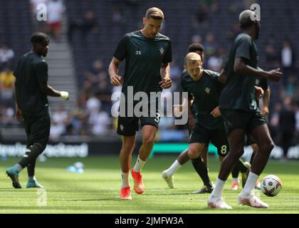 Tottenham, Londres, Royaume-Uni. 6th août 2022. 6th août 2022 ; Stade Tottenham Hotspur. Tottenham, Londres, Angleterre; Premier League football, Tottenham versus Southampton: Jan Bednarek de Southampton Warming UP Credit: Action plus Sports Images/Alay Live News Banque D'Images