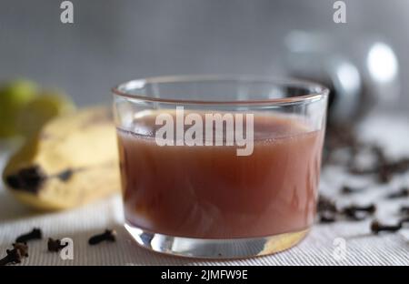 Confiture de banane. Confiture de fruits à quatre ingrédients faite avec de la banane locale sucrée avec du sucre et épicée avec des clous de girofle. Prise de vue avec sur fond blanc Banque D'Images