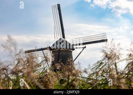 Image horizontale de l'une des célèbres moulins à vent hollandais de Kinderdijk, un site classé au patrimoine mondial de l'UNESCO. Sur la photo est un moulin de Banque D'Images