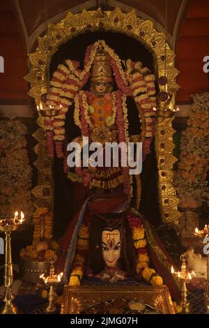 Beawar, Rajasthan, Inde. 5th août 2022. Sculpture de Lord Shiva décorée comme Lord RAM à l'occasion du deuxième anniversaire de la cérémonie de rupture de terrain d'Ayodhya RAM Mandir pendant le mois sacré hindou de Shravan au temple Diggi Mahadev à Beawar. (Credit image: © Sumit Saraswat/Pacific Press via ZUMA Press Wire) Banque D'Images