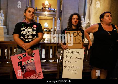INDIANAPOLIS, INDIANA - AOÛT 5 : (les rédacteurs en chef notent que l'image contient des blasphèmes) un militant des droits à l'avortement a une lecture de panneau, « les femmes ne vous doivent pas une chose de goddamn », après que la Chambre des représentants de l'Indiana ait voté pour interdire l'avortement, avant d'adopter le projet de loi au Sénat, À l'intérieur de la maison de l'État de l'Indiana lors d'une session spéciale sur 5 août 2022 à Indianapolis, Indiana. La législature a tenu une session spéciale pour interdire les droits à l'avortement à la suite de la décision de la Cour suprême des États-Unis qui a renvertie Roe c. Wade en juin. Banque D'Images