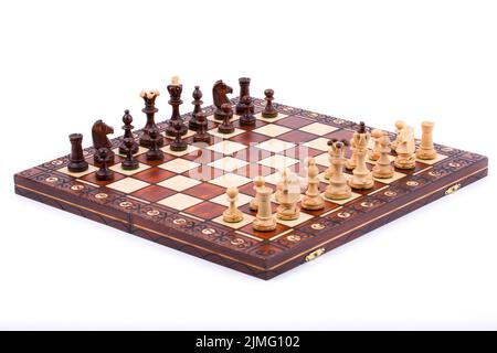 Pièces d'échecs sur le plateau sur fond blanc Banque D'Images