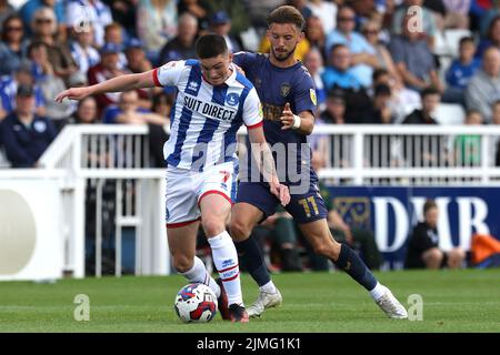 Ethan Chislett de l'AFC Wimbledon challenges Jake Hastie de Hartlepool United lors du match de la Sky Bet League 2 entre Hartlepool United et AFC Wimbledon à Victoria Park, Hartlepool, le samedi 6th août 2022. (Crédit : Robert Smith | ACTUALITÉS MI) crédit : ACTUALITÉS MI et sport /Actualités Alay Live Banque D'Images