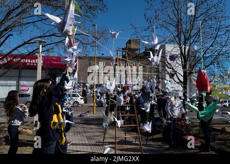 Firmat, Argentine. 05th août 2022. Des élèves du lycée de Firmat ont accroché un millier de grues à l'origami lors de l'événement « Une journée pour la paix » marquant le 77th anniversaire du bombardement atomique d'Hiroshima par les États-Unis. (Photo par Patricio Murphy/SOPA Images/Sipa USA) crédit: SIPA USA/Alay Live News Banque D'Images