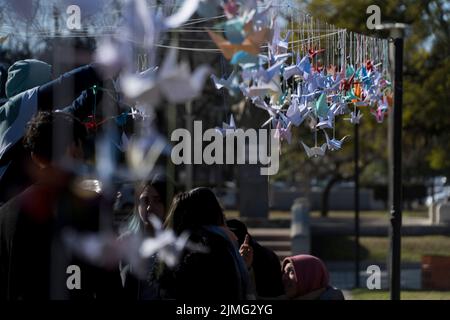 Firmat, Argentine. 05th août 2022. Des élèves du lycée de Firmat ont accroché un millier de grues à l'origami lors de l'événement « Une journée pour la paix » marquant le 77th anniversaire du bombardement atomique d'Hiroshima par les États-Unis. (Photo par Patricio Murphy/SOPA Images/Sipa USA) crédit: SIPA USA/Alay Live News Banque D'Images