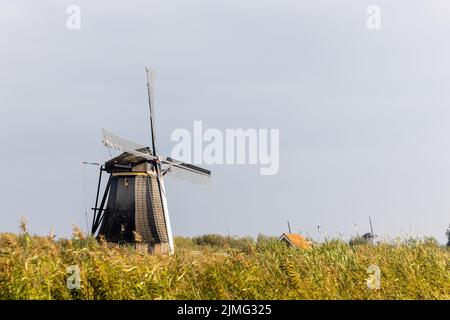 Image horizontale de l'une des célèbres moulins à vent hollandais de Kinderdijk, un site classé au patrimoine mondial de l'UNESCO. Sur la photo est un moulin de Banque D'Images