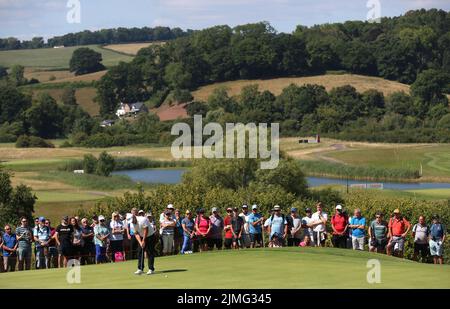 Le Callum Shinkwin d'Angleterre met sur le vert 17th pendant la troisième journée de l'Open de Cazoo Wales au Celtic Manor Resort à Newport, pays de Galles. Date de la photo: Samedi 6 août 2022. Banque D'Images