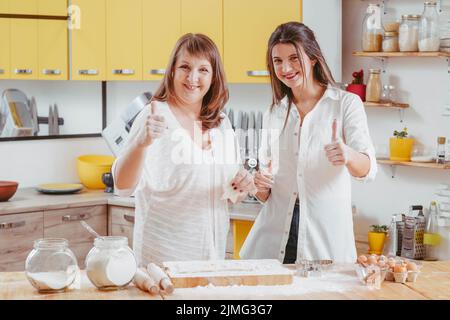 mère fille pâtisserie de pâtisserie loisir ensemble Banque D'Images