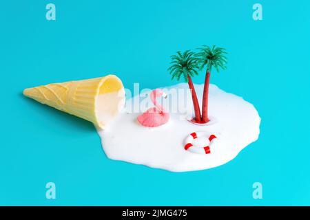 Vacances d'été vivivaces fond: Figurine rose flamant dans une flaque de glace fondue de cône de gaufres avec des palmiers jouets. Banque D'Images