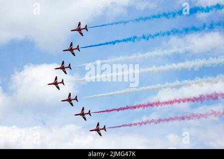 Beaucoup considèrent l'équipe d'affichage RAF, les flèches rouges, comme le meilleur au monde. Chaque année, ils mettent en place des écrans d'exactitude et de précision à couper le souffle Banque D'Images