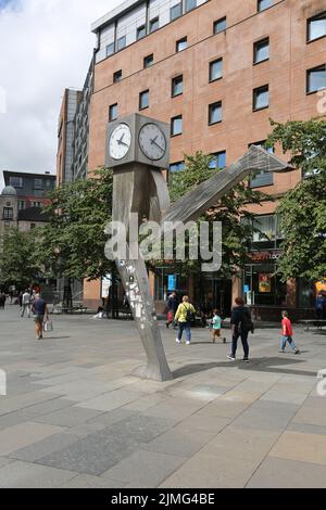 The Clyde Clock, Killermont Street, Glasgow, Écosse, Royaume-Uni. L'horloge en forme de cube, perchée au-dessus d'une paire de pieds en acier inoxydable de 20 mètres de haut, rappelle aux habitants de la région de courir à l'heure tous les jours. L'horloge emblématique est en fait une sculpture connue comme le temps de course, et a été créée par feu George Wyllie, l'artiste né à Glasgow. George Wyllie est décédé en mai 2012, âgé de 90 ans. Dans un tournant superstititieux des événements, la Clyde Clock a cessé de travailler peu après la mort de l'artiste. Banque D'Images