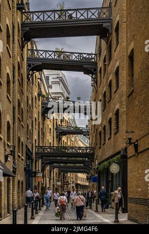 Londres, Royaume-Uni - juin 09 2022 : Shad Thames, l'une des plus anciennes rues de Londres à côté de Tower Bridge Banque D'Images