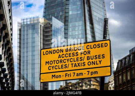 Londres, Royaume-Uni - juin 09 2022 : panneau d'avertissement jaune vif pour pont fermé à Londres, avec le Shard en arrière-plan Banque D'Images