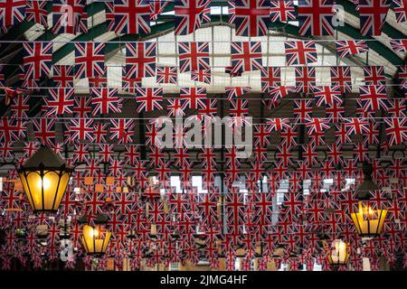 Londres, Royaume-Uni - juin 09 2022 : nombre infini de drapeaux Union Jack sur le plafond du marché Covent Garden Banque D'Images