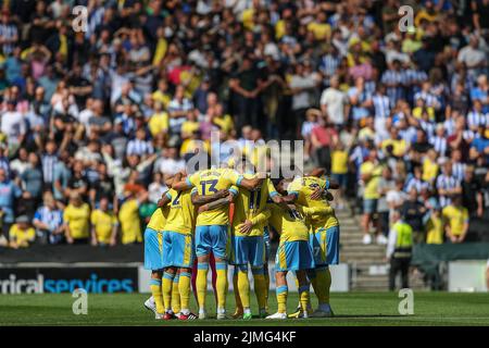 Les joueurs de Sheffield Wednesday forment un caucus avant le début du match Banque D'Images