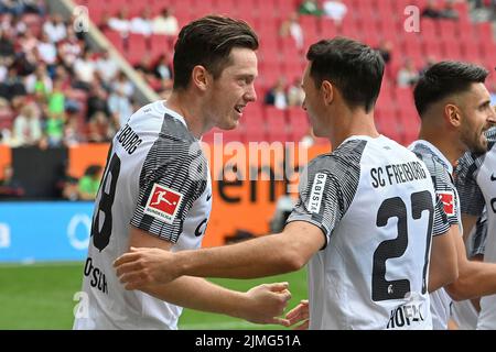 Goaljubel Michael GREGORITSCH (SC Freiburg) après le but de 0-1 avec Nicolas HOEFLER (SC Freiburg), jubilation, joie, enthousiasme, action. Football 1st Bundesliga saison 2022/2023, 1st match, matchday01, FC Augsbourg - SC Freiburg on 6 août 2022, WWK ARENA Augsbourg. ? Banque D'Images