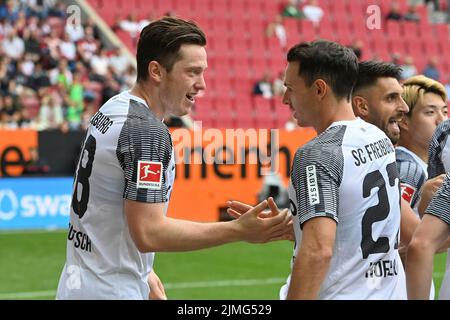 Goaljubel Michael GREGORITSCH (SC Freiburg) après le but de 0-1 avec Nicolas HOEFLER (SC Freiburg), jubilation, joie, enthousiasme, action. Football 1st Bundesliga saison 2022/2023, 1st match, matchday01, FC Augsbourg - SC Freiburg on 6 août 2022, WWK ARENA Augsbourg. ? Banque D'Images