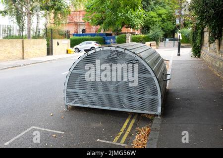 Un hangar à vélos pour un parking sécurisé à vélos à Londres, en Angleterre. Banque D'Images