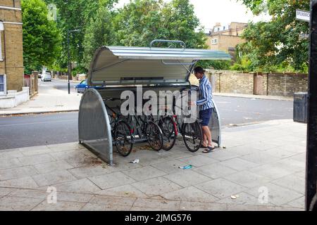 Un hangar à vélos pour un parking sécurisé à vélos à Londres, en Angleterre. Banque D'Images