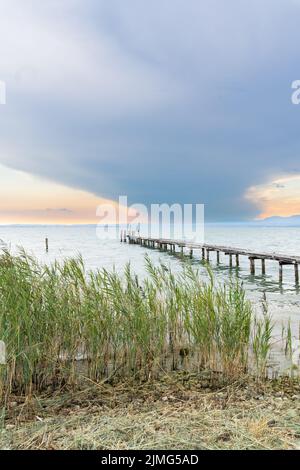 Coucher de soleil à Lazise sur le lac de Garde, Italie Banque D'Images