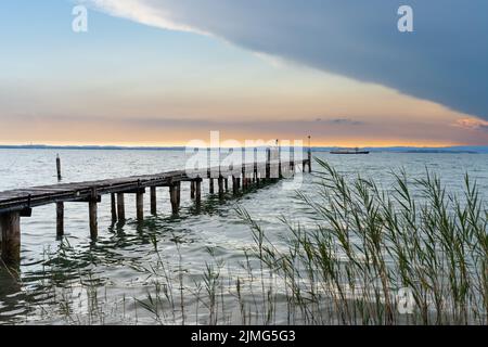 Coucher de soleil à Lazise sur le lac de Garde, Italie Banque D'Images