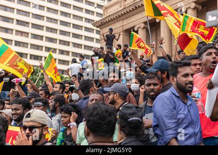 COLOMBO, SRI LANKA: 9th juillet 2022: De nombreuses personnes s'unissent sur les marches du siège du Secrétariat présidentiel avec des drapeaux nationaux lors de manifestations économiques de masse. Banque D'Images