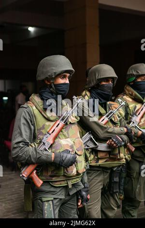 COLOMBO, SRI LANKA: 9th juillet 2022: La police anti-émeute armée du Sri Lanka se trouve dans un stand de camouflage lors d'une manifestation de masse au Secrétariat présidentiel. Banque D'Images