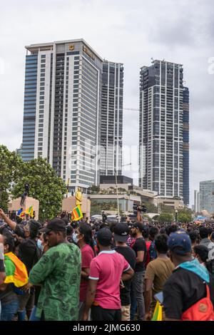 COLOMBO, SRI LANKA: 9th juillet 2022: Des centaines d'activistes se rassemblent près de One Galle face à des bâtiments élevés lors de manifestations contre le régime du gouvernement. Banque D'Images
