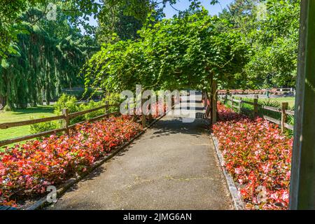 Promenade dans le jardin au centre du parc point Defiance à Tacoma, Washington. Banque D'Images