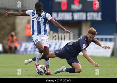 Mouhamed Niang de Hartlepool United challenges Ethan Chislett de l'AFC Wimbledon lors du match Sky Bet League 2 entre Hartlepool United et AFC Wimbledon à Victoria Park, Hartlepool, le samedi 6th août 2022. (Crédit : Robert Smith | ACTUALITÉS MI) crédit : ACTUALITÉS MI et sport /Actualités Alay Live Banque D'Images