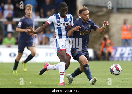 Mouhamed Niang de Hartlepool United challenges Ethan Chislett de l'AFC Wimbledon lors du match Sky Bet League 2 entre Hartlepool United et AFC Wimbledon à Victoria Park, Hartlepool, le samedi 6th août 2022. (Crédit : Robert Smith | ACTUALITÉS MI) crédit : ACTUALITÉS MI et sport /Actualités Alay Live Banque D'Images