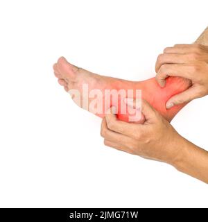Peau de pied itchy de jeune homme asiatique. Concept de maladies de la peau telles que la gale, l'infection fongique, l'allergie, etc Banque D'Images