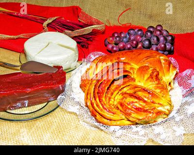 Raisins sur la table. Pain tressé doux accompagné de fromage et de goyave. Banque D'Images