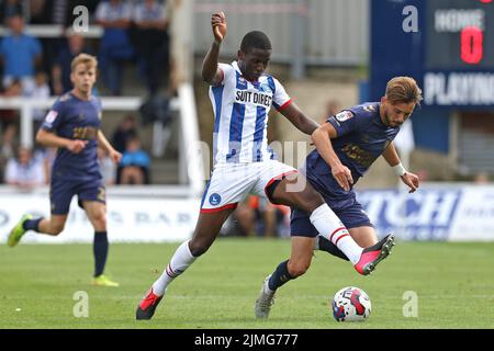 Mouhamed Niang de Hartlepool United challenges Ethan Chislett de l'AFC Wimbledon lors du match Sky Bet League 2 entre Hartlepool United et AFC Wimbledon à Victoria Park, Hartlepool, le samedi 6th août 2022. (Crédit : Robert Smith | ACTUALITÉS MI) crédit : ACTUALITÉS MI et sport /Actualités Alay Live Banque D'Images