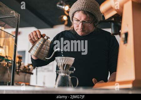 Café à la main, verser de l'eau café barista sur terrain avec filtre Banque D'Images