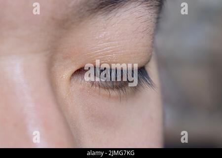 Asiatique du Sud-est, jeune homme chinois avec un seul paupière ou un seul monoïde. Un monolid signifie qu'il n'y a pas de ligne de pli visible sous la zone du front. Gros plan vi Banque D'Images